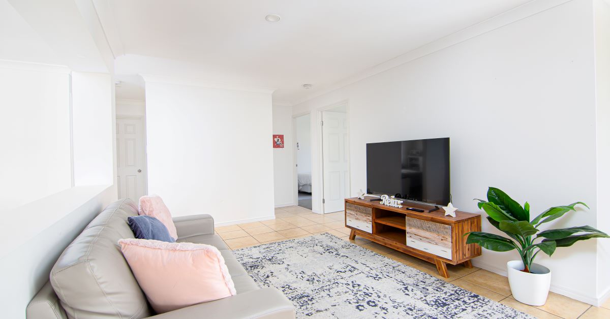 Pimpama retreat: spacious shared areas with fun-filled backyard — Home image 5