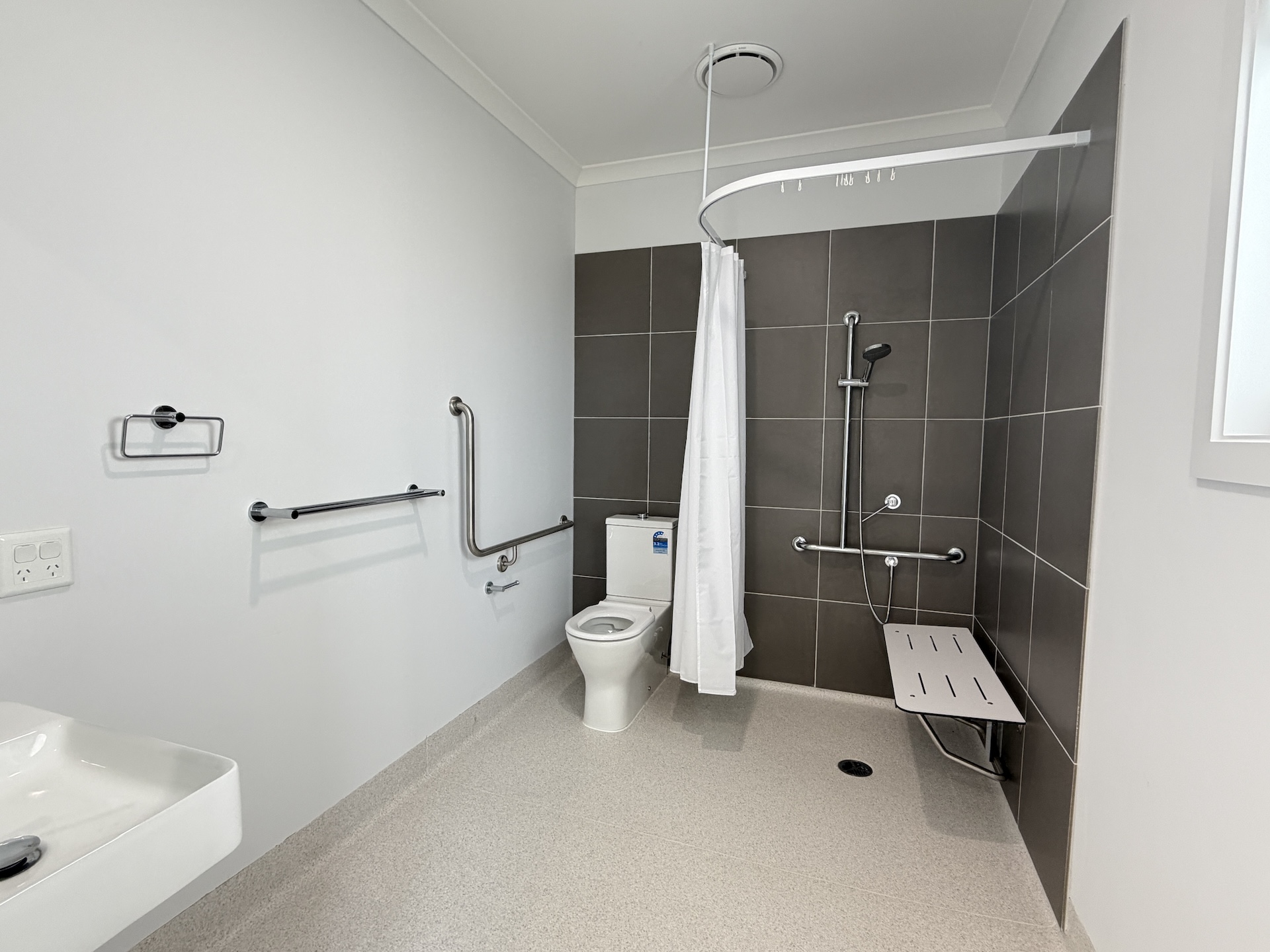 Stylish 3 Bed + OOA HPS SDA Home – Tarneit, Flexible Living — Home image 9