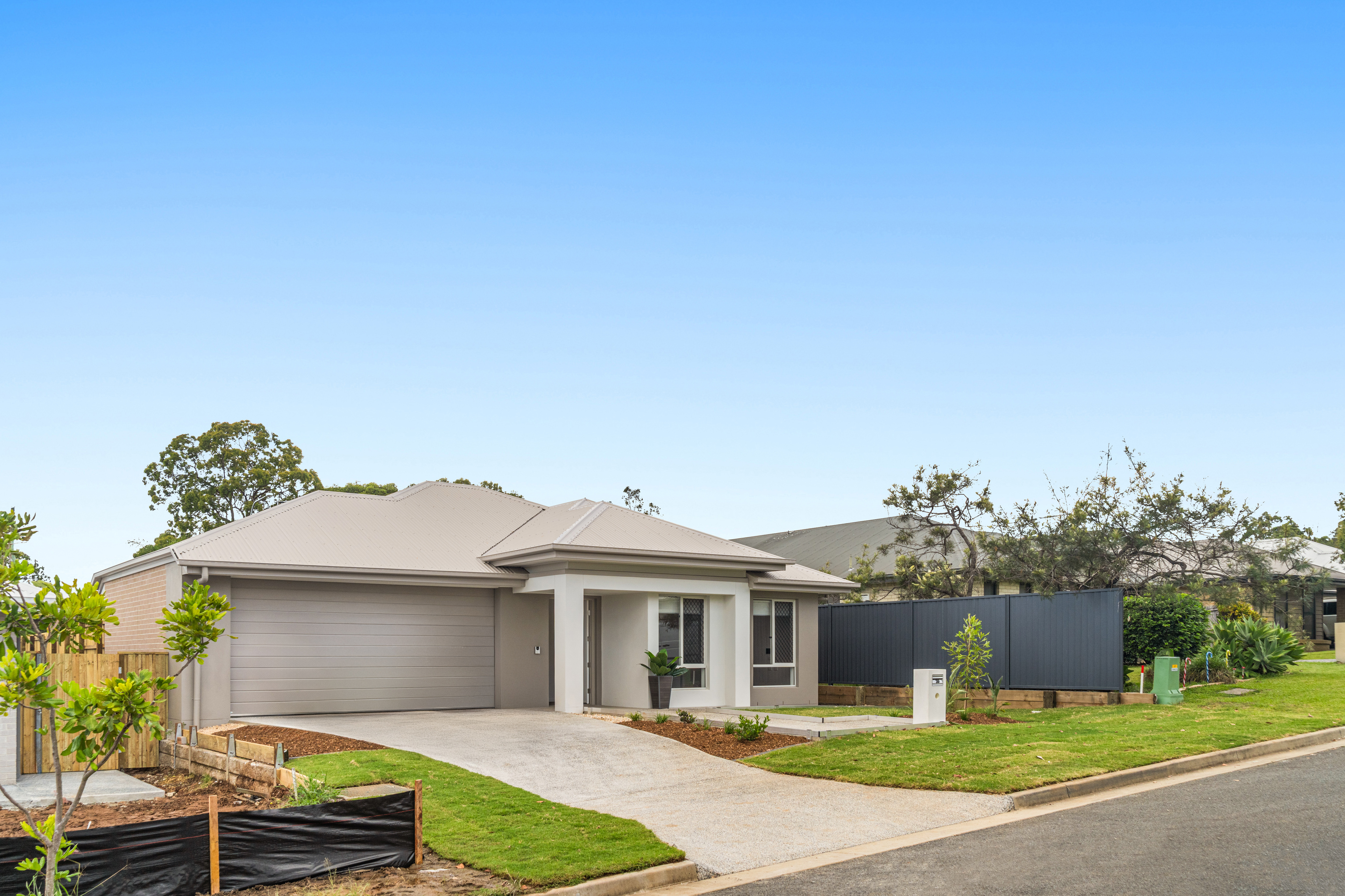 Side by Side High Physical Support Houses, Ormeau — Home image 2