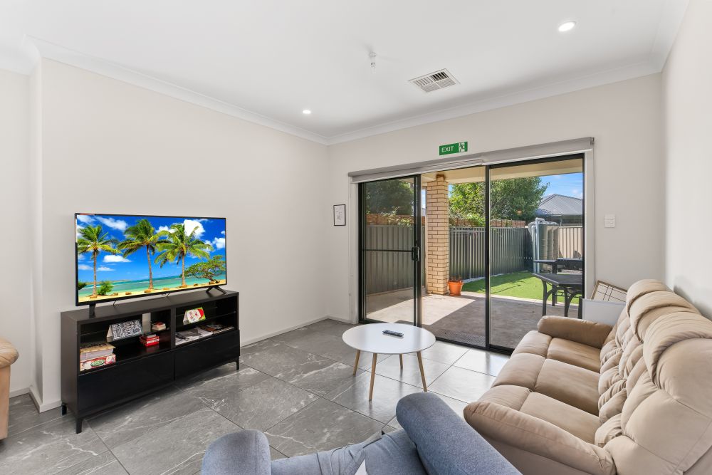 SIL -Cozy & Comfortable Home in Oaklands Park – Perfect for Independent Male — Home image 2