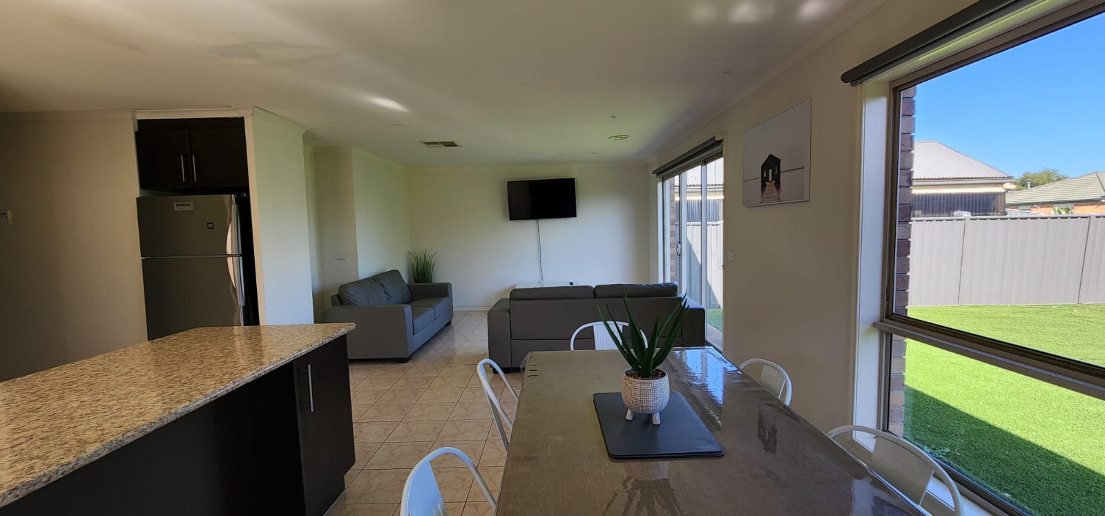 SIL/MTA/RESPITE\\FOR 2 PEOPLE/NEXT TO SHOPPING CENTRE & TRAIN STATION — Home image 2