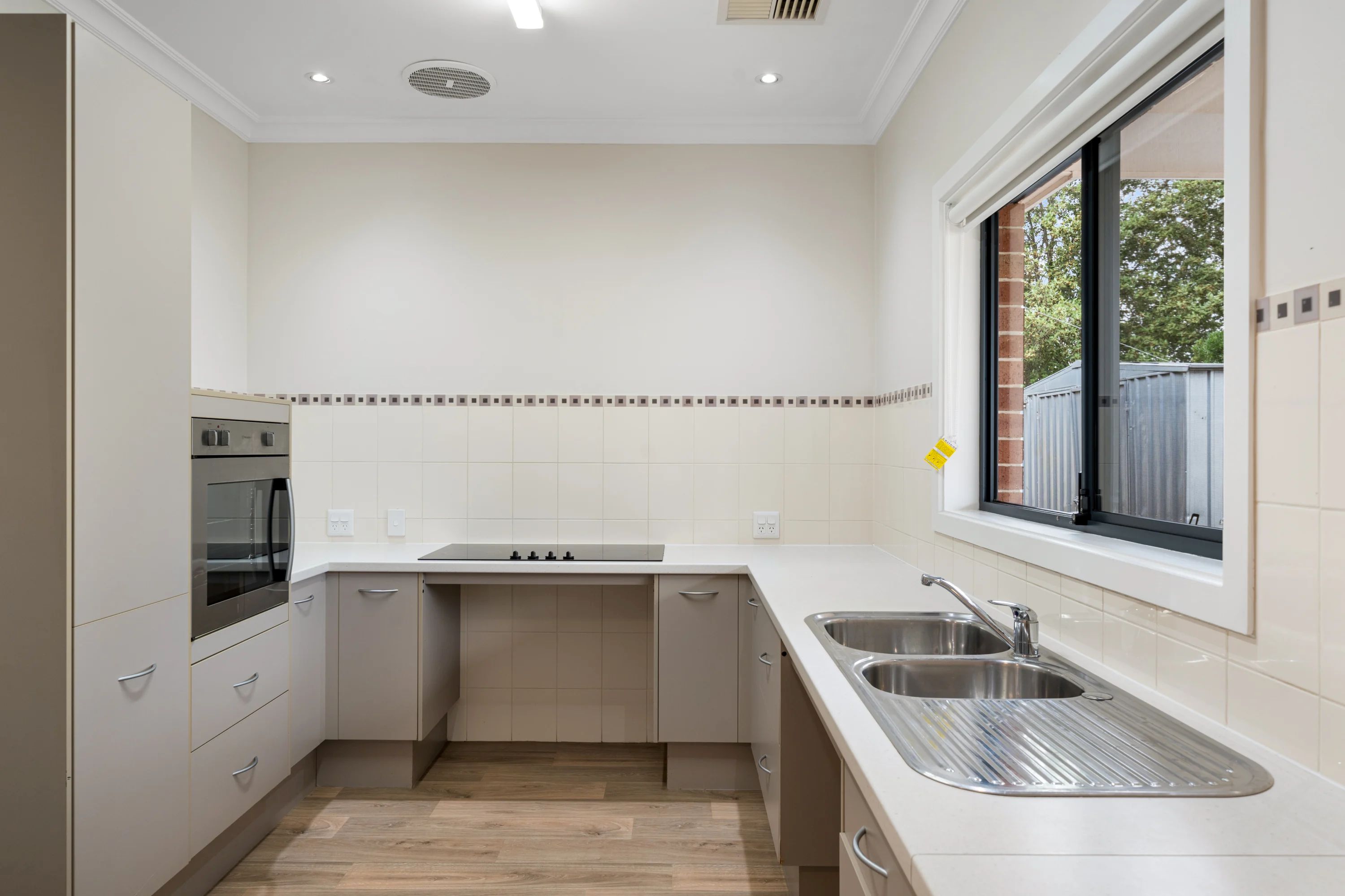 Single Occupancy Whole 2 Bedroom Villa in Elizabeth Grove — Home image 11