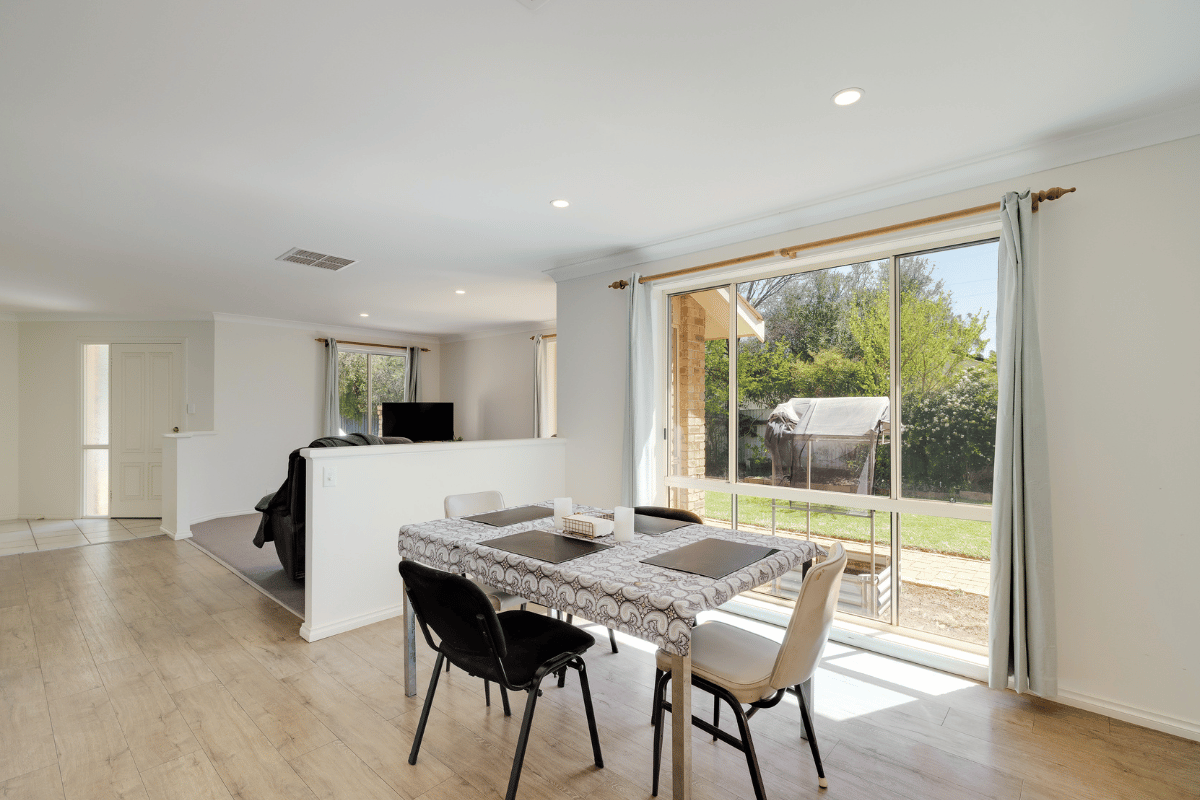 Close to Forbes Lake, cafes, restaurants and surrounded by convenient amenities — Home image 2