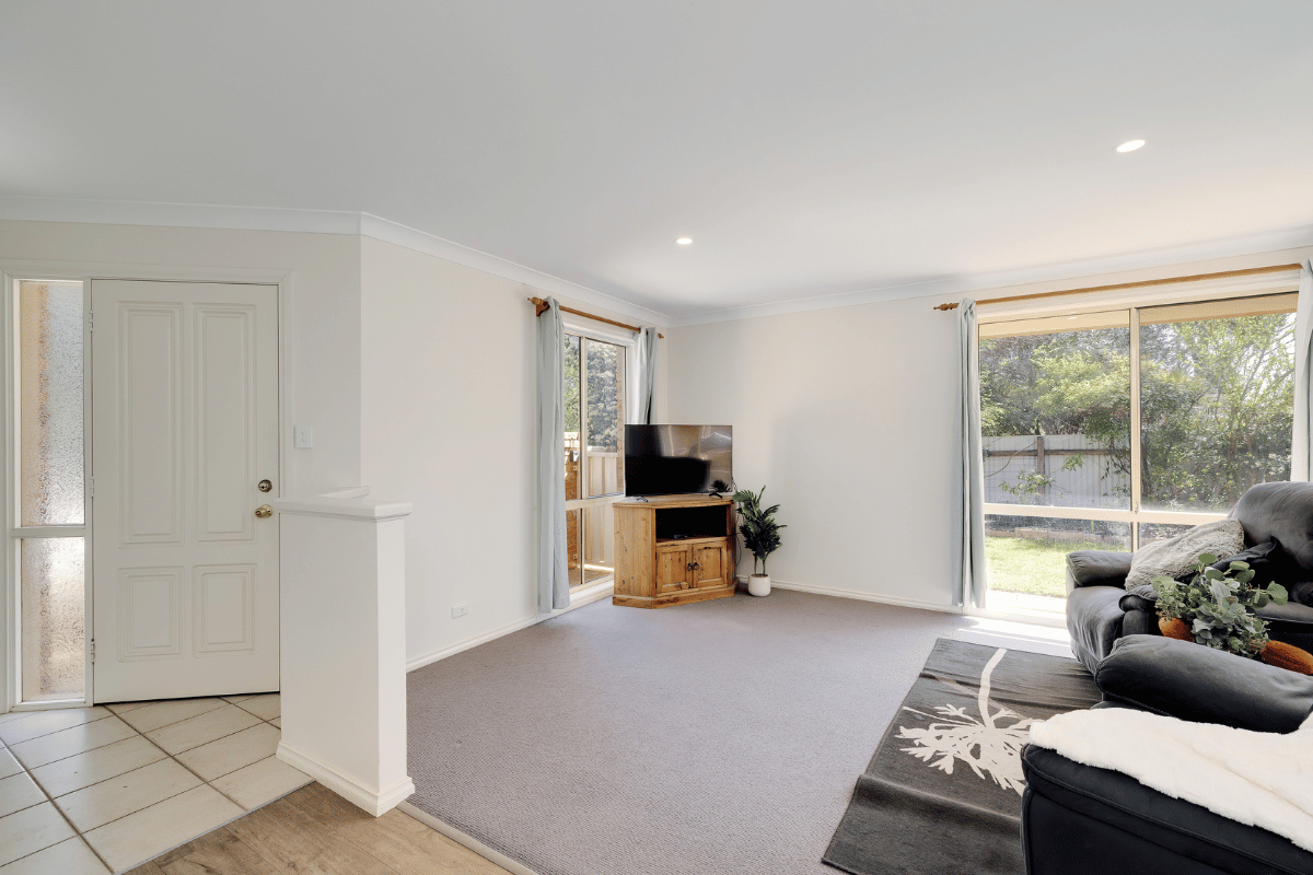 Close to Forbes Lake, cafes, restaurants and surrounded by convenient amenities — Home image 3