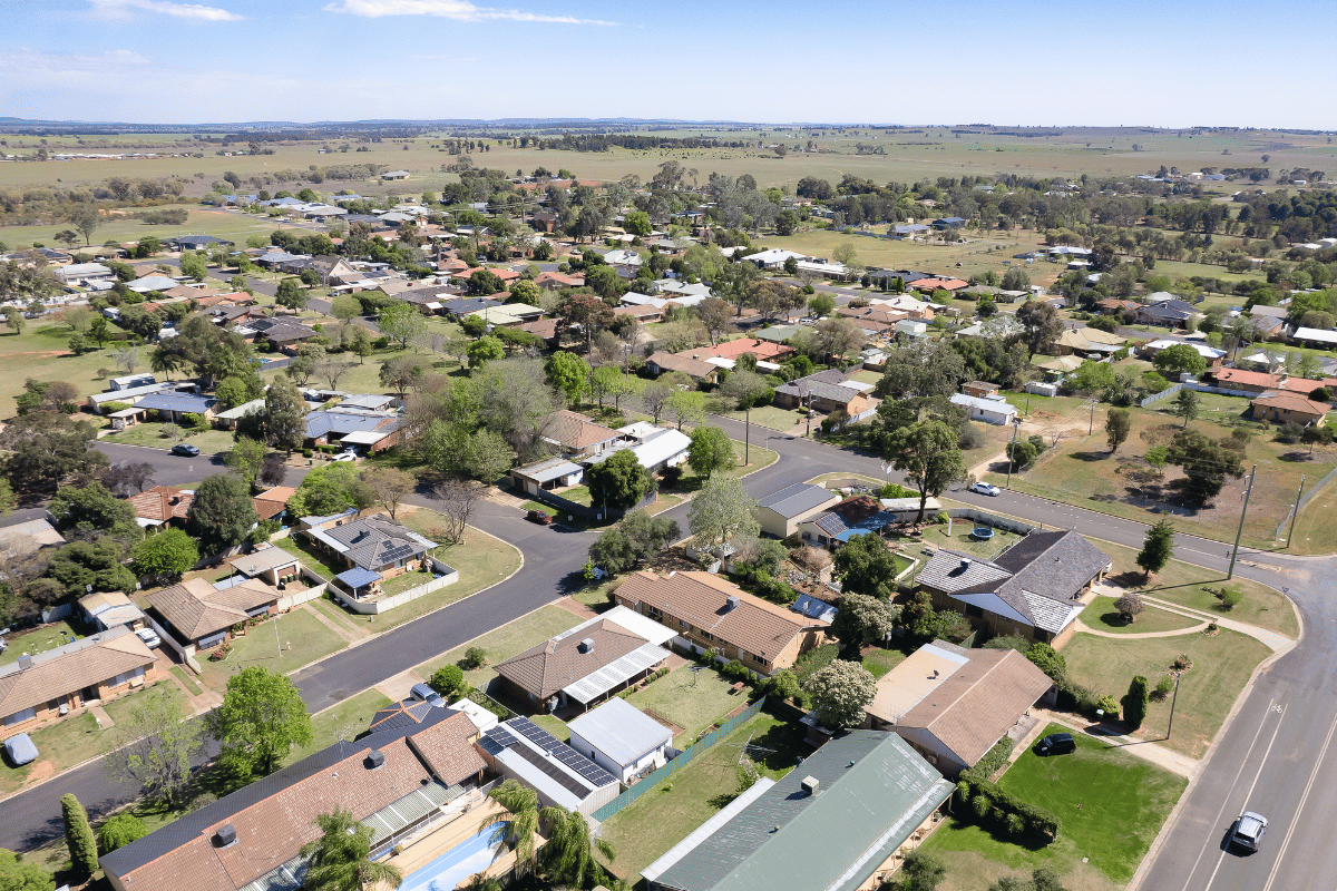 Close to Forbes Lake, cafes, restaurants and surrounded by convenient amenities — Home image 4