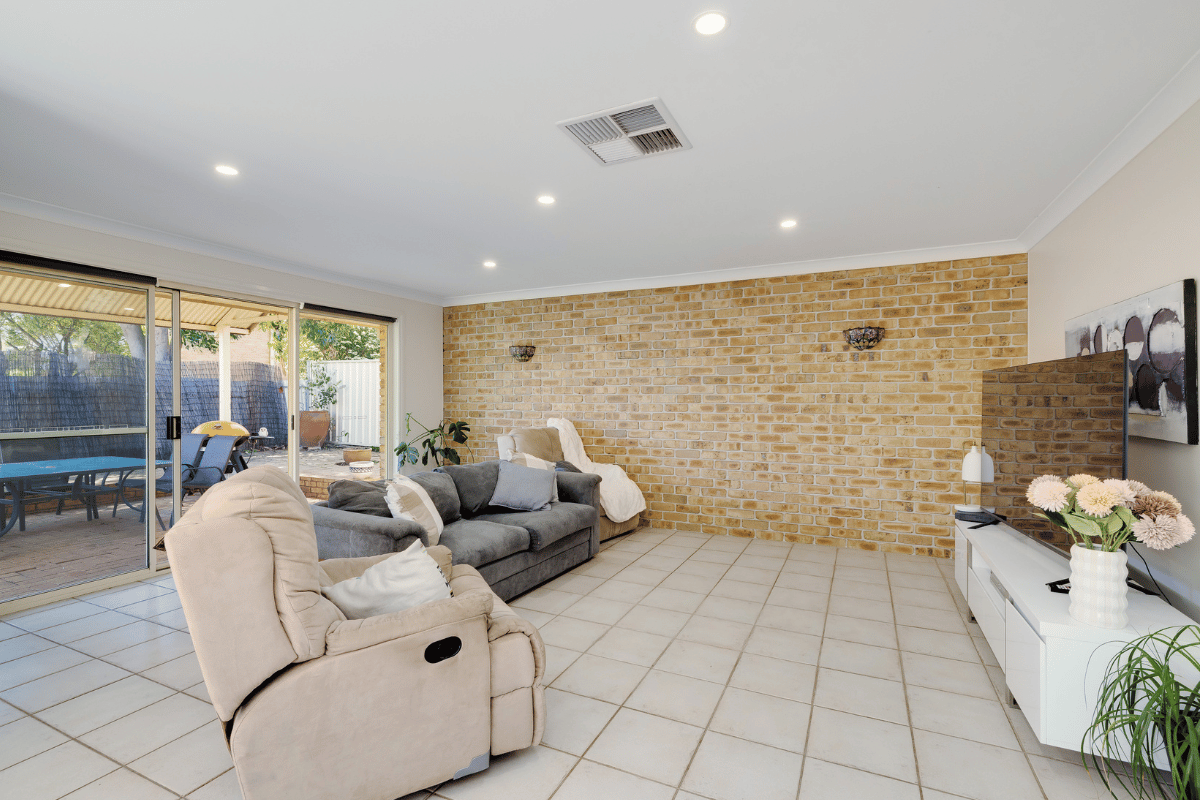 Close to Forbes Lake, cafes, restaurants and surrounded by convenient amenities — Home image 5