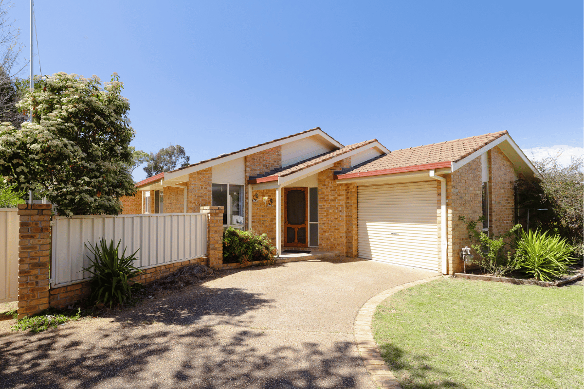 Close to Forbes Lake, cafes, restaurants and surrounded by convenient amenities — Home image 6