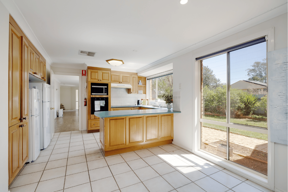 Close to Forbes Lake, cafes, restaurants and surrounded by convenient amenities — Home image 7