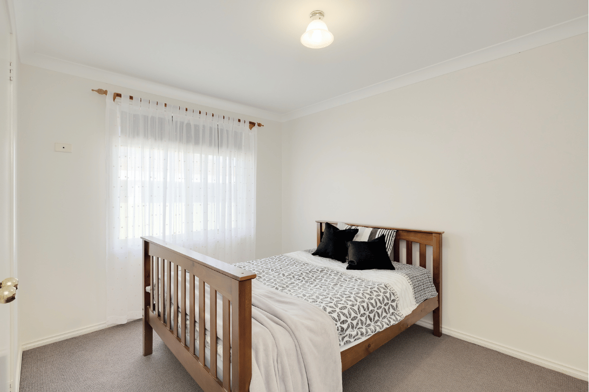 Close to Forbes Lake, cafes, restaurants and surrounded by convenient amenities — Home image 8