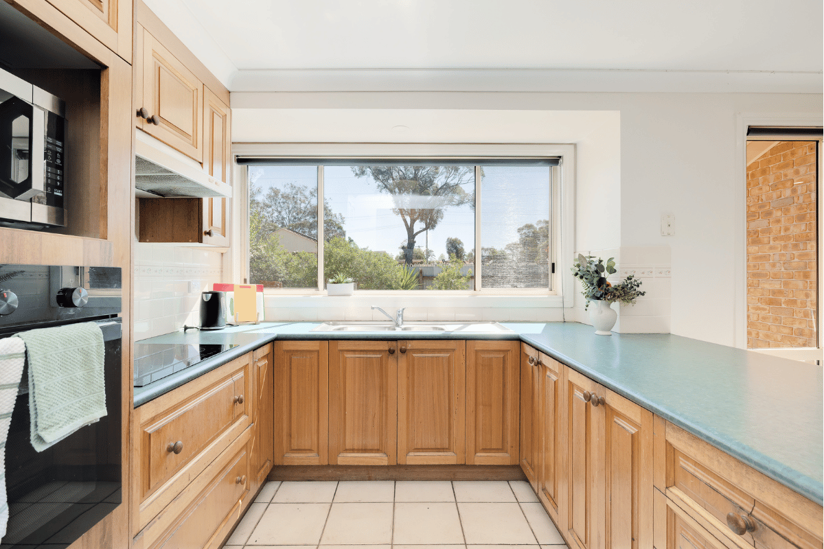 Close to Forbes Lake, cafes, restaurants and surrounded by convenient amenities — Home image 9