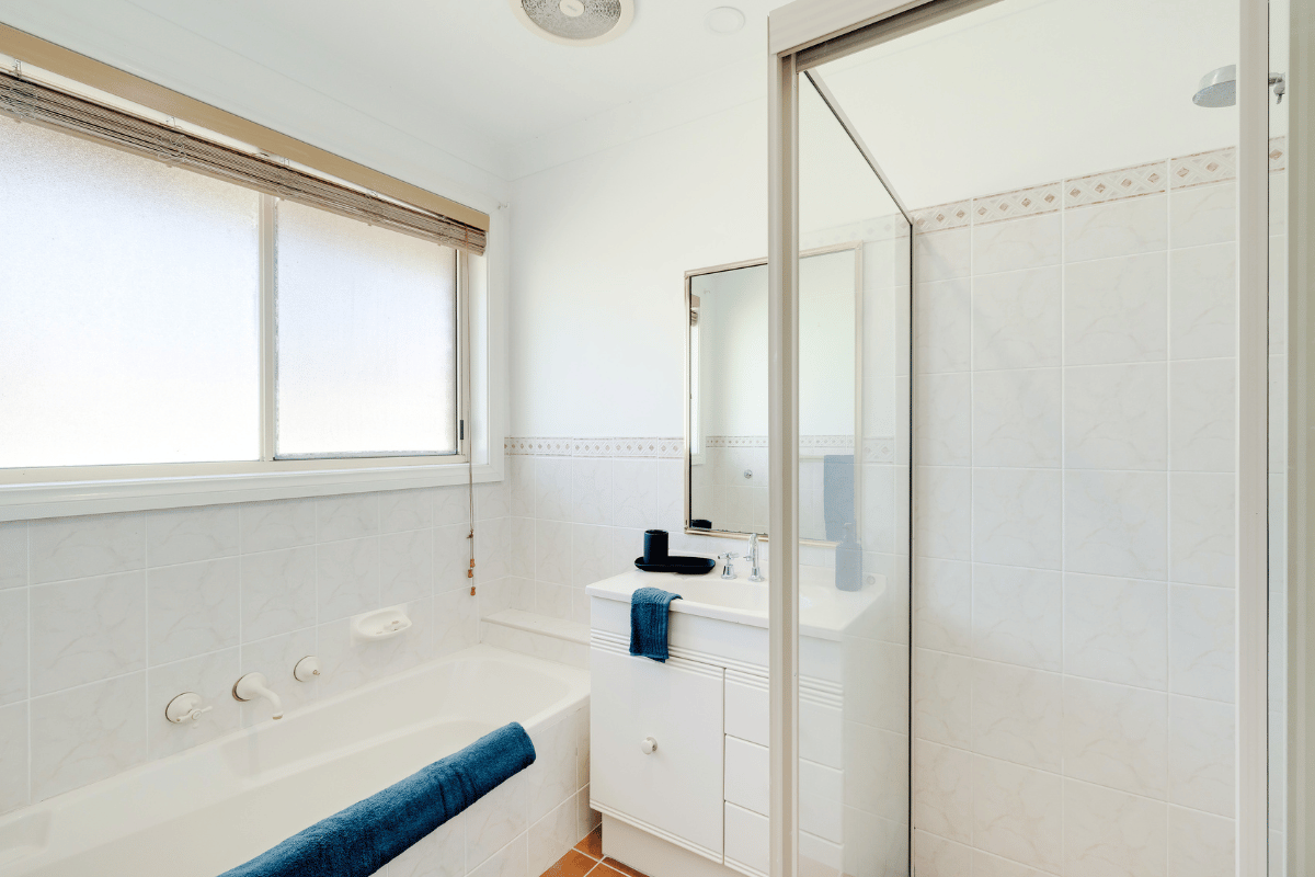 Close to Forbes Lake, cafes, restaurants and surrounded by convenient amenities — Home image 10