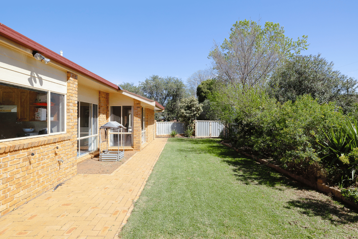 Close to Forbes Lake, cafes, restaurants and surrounded by convenient amenities — Home image 11