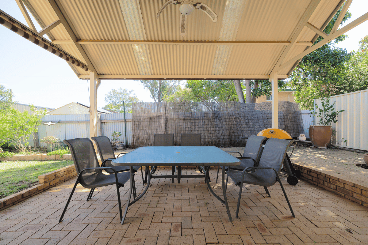 Close to Forbes Lake, cafes, restaurants and surrounded by convenient amenities — Home image 12