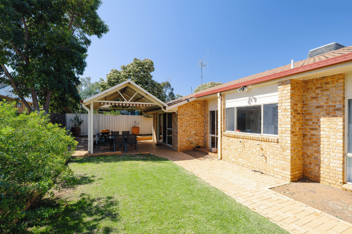 Close to Forbes Lake, cafes, restaurants and surrounded by convenient amenities — Home image 13