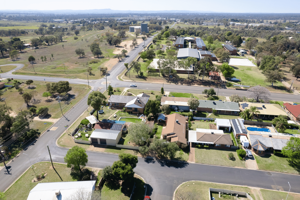 Close to Forbes Lake, cafes, restaurants and surrounded by convenient amenities — Home image 14