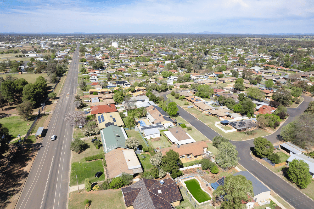 Close to Forbes Lake, cafes, restaurants and surrounded by convenient amenities — Home image 15