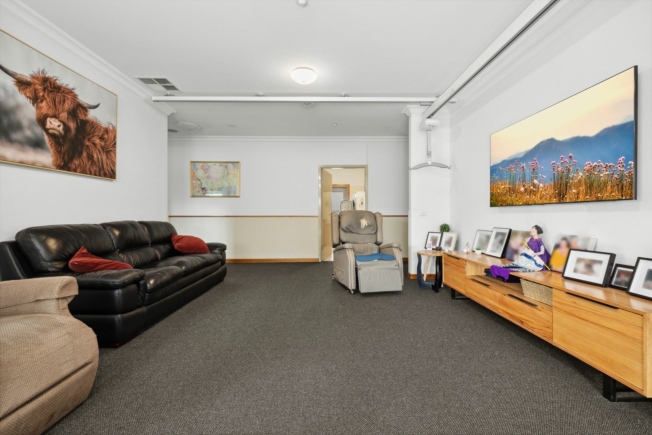 Enjoy living in a relaxed ,spacious home close to all amenities. — Home image 2