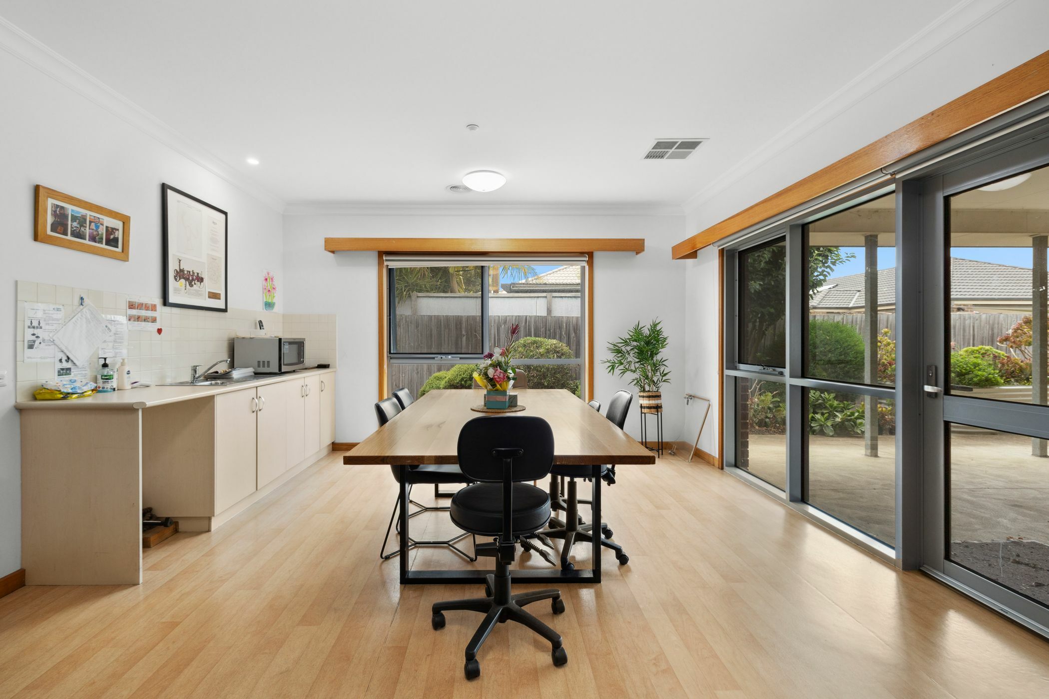 Enjoy living in a relaxed ,spacious home close to all amenities. — Home image 3
