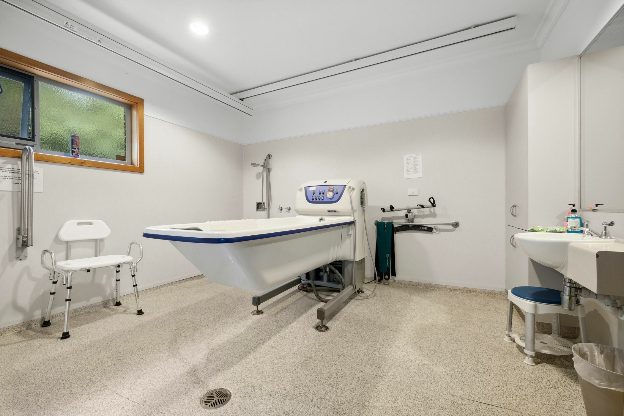 Enjoy living in a relaxed ,spacious home close to all amenities. — Home image 5