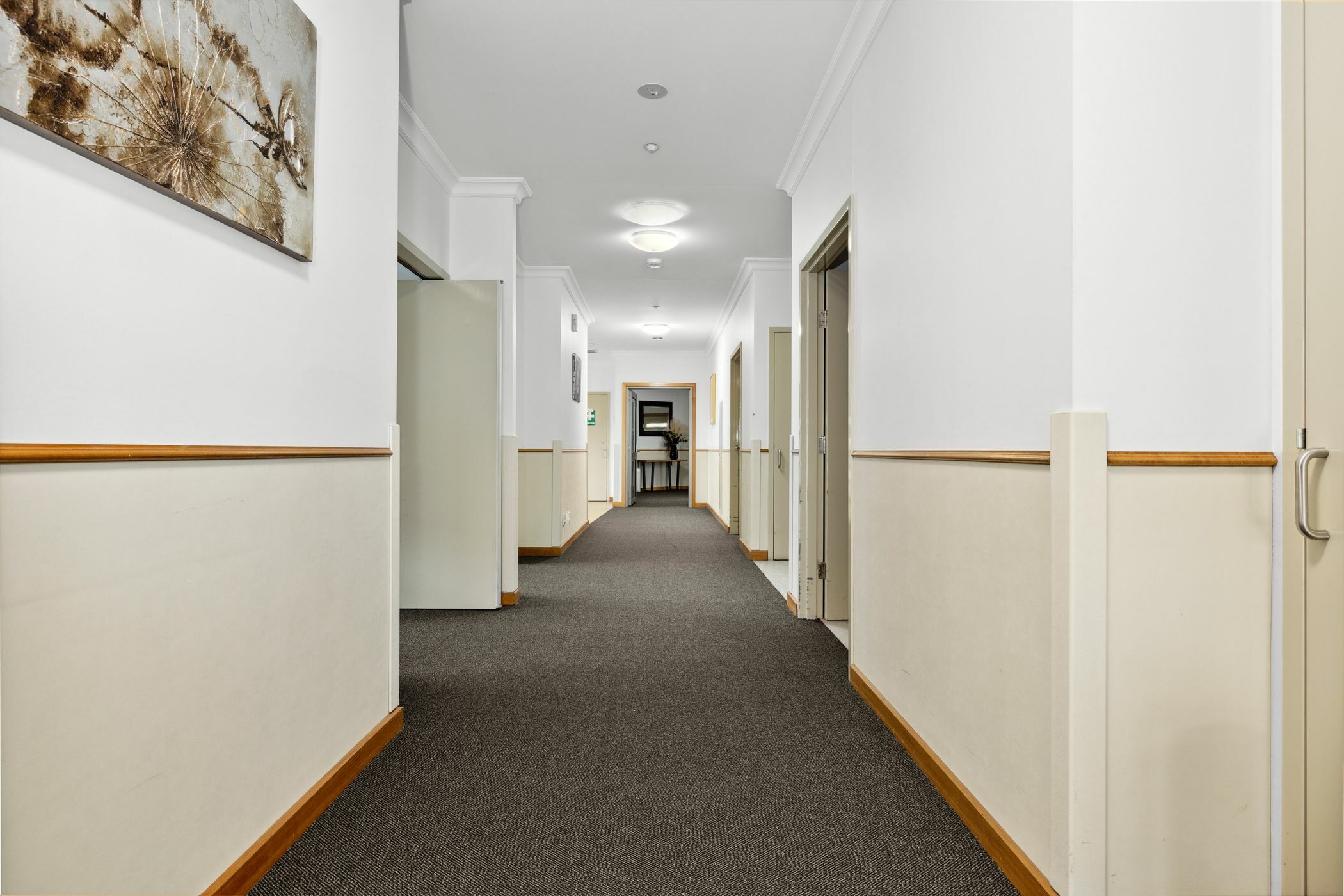Enjoy living in a relaxed ,spacious home close to all amenities. — Home image 6