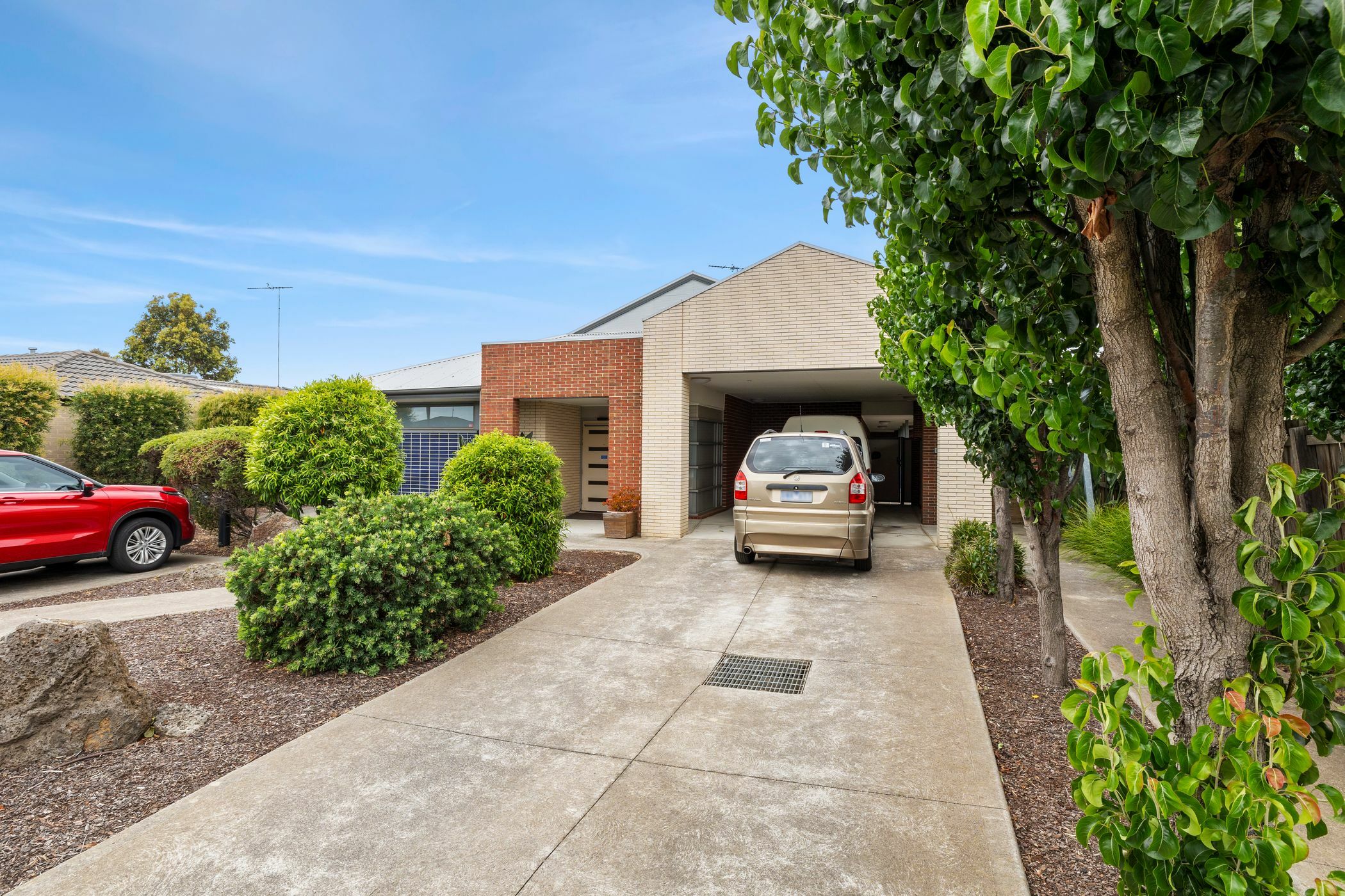 Enjoy living in a relaxed ,spacious home close to all amenities. — Home image 10