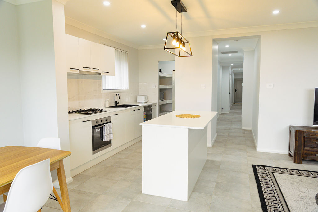 Fabulous home, close to community and amenities in Austral (SIL) — Home image 9