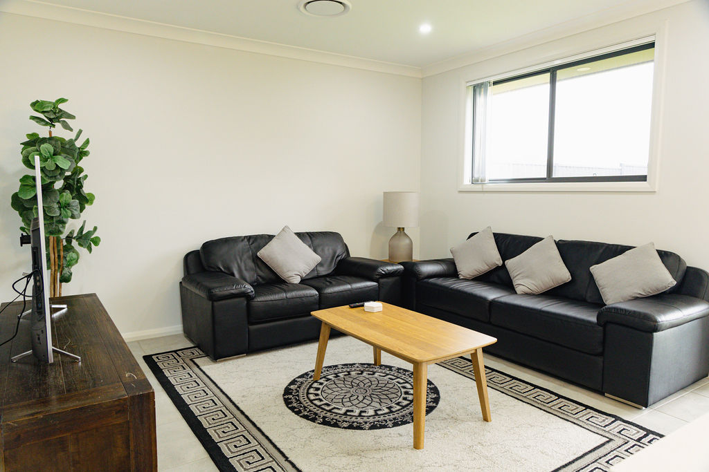 Fabulous home, close to community and amenities in Austral (SIL) — Home image 11