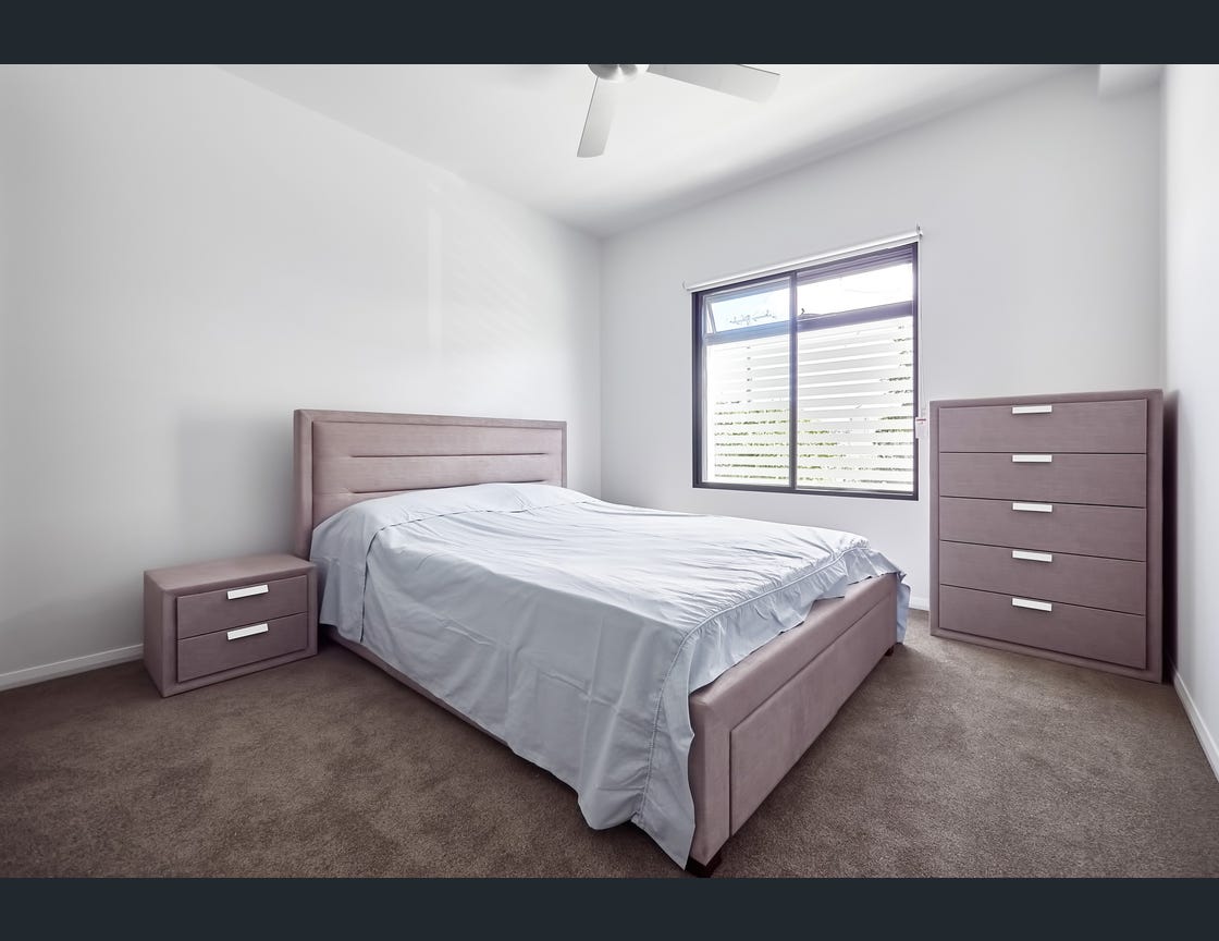 Modern Spacious 2 Bedroom 2 Bathroom Apartment in Yeerongpilly — Home image 2