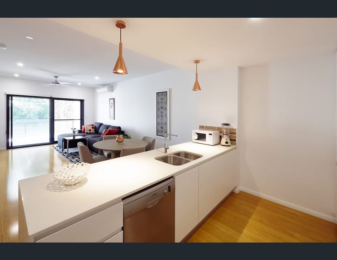 Modern Spacious 2 Bedroom 2 Bathroom Apartment in Yeerongpilly — Home image 3