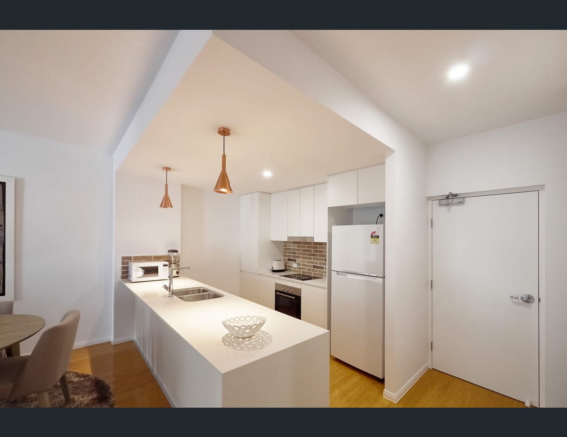 Modern Spacious 2 Bedroom 2 Bathroom Apartment in Yeerongpilly — Home image 6