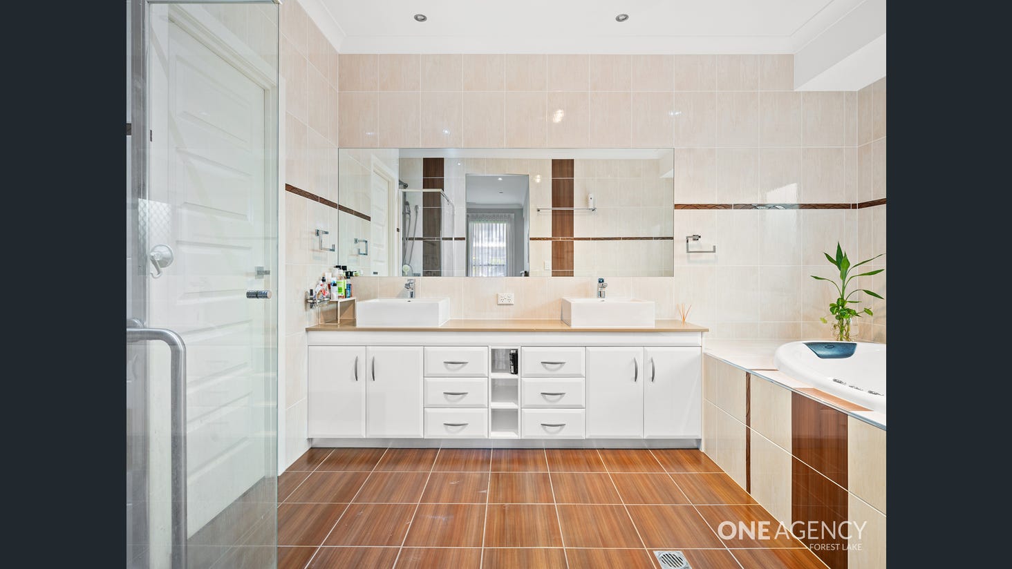 IMMACULATE SIL HOUSE AVAILABLE — Home image 4