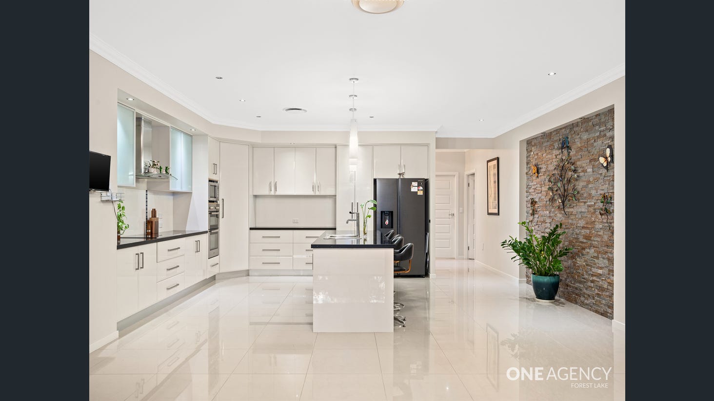 IMMACULATE SIL HOUSE AVAILABLE — Home image 7