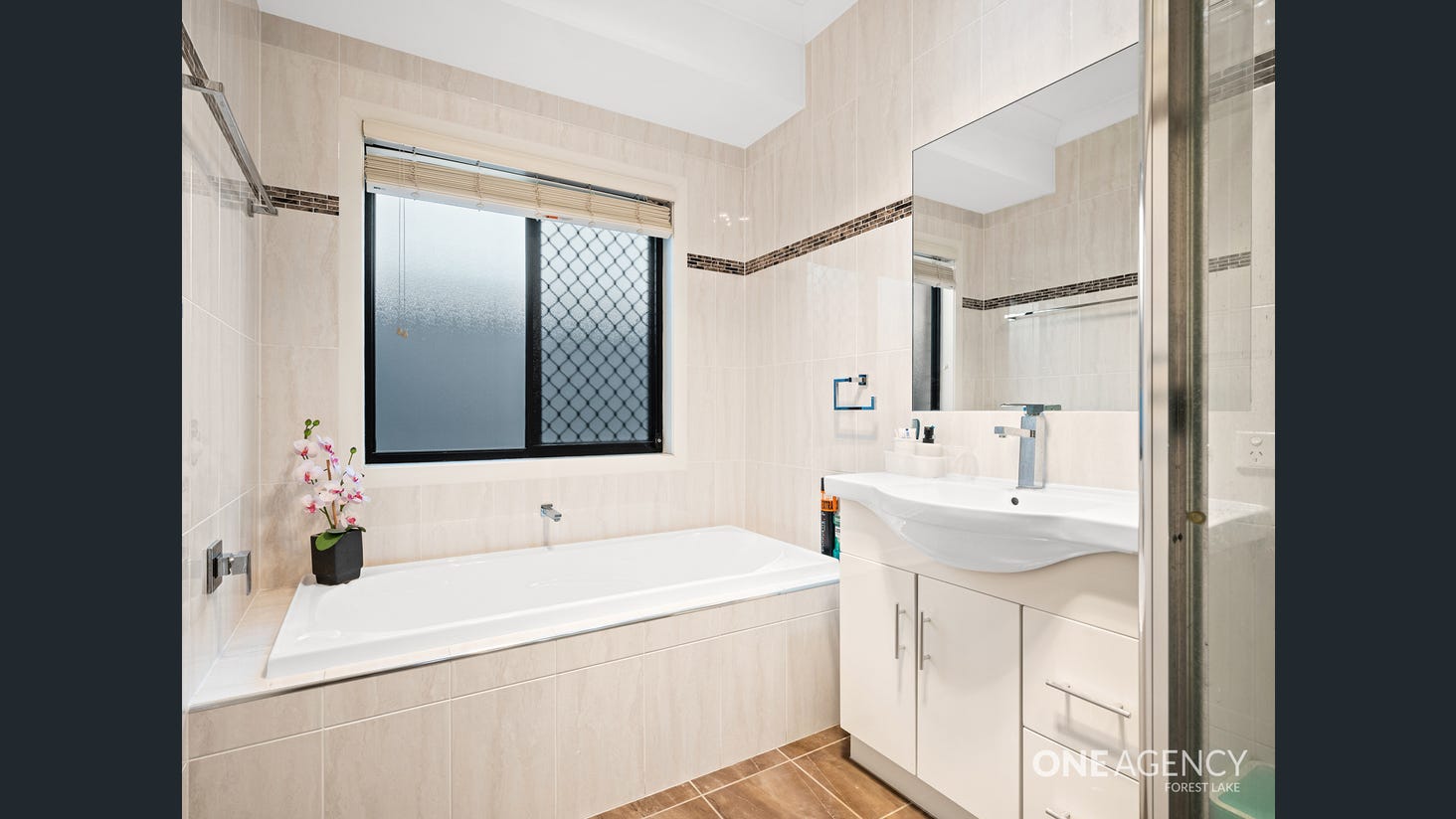 IMMACULATE SIL HOUSE AVAILABLE — Home image 13