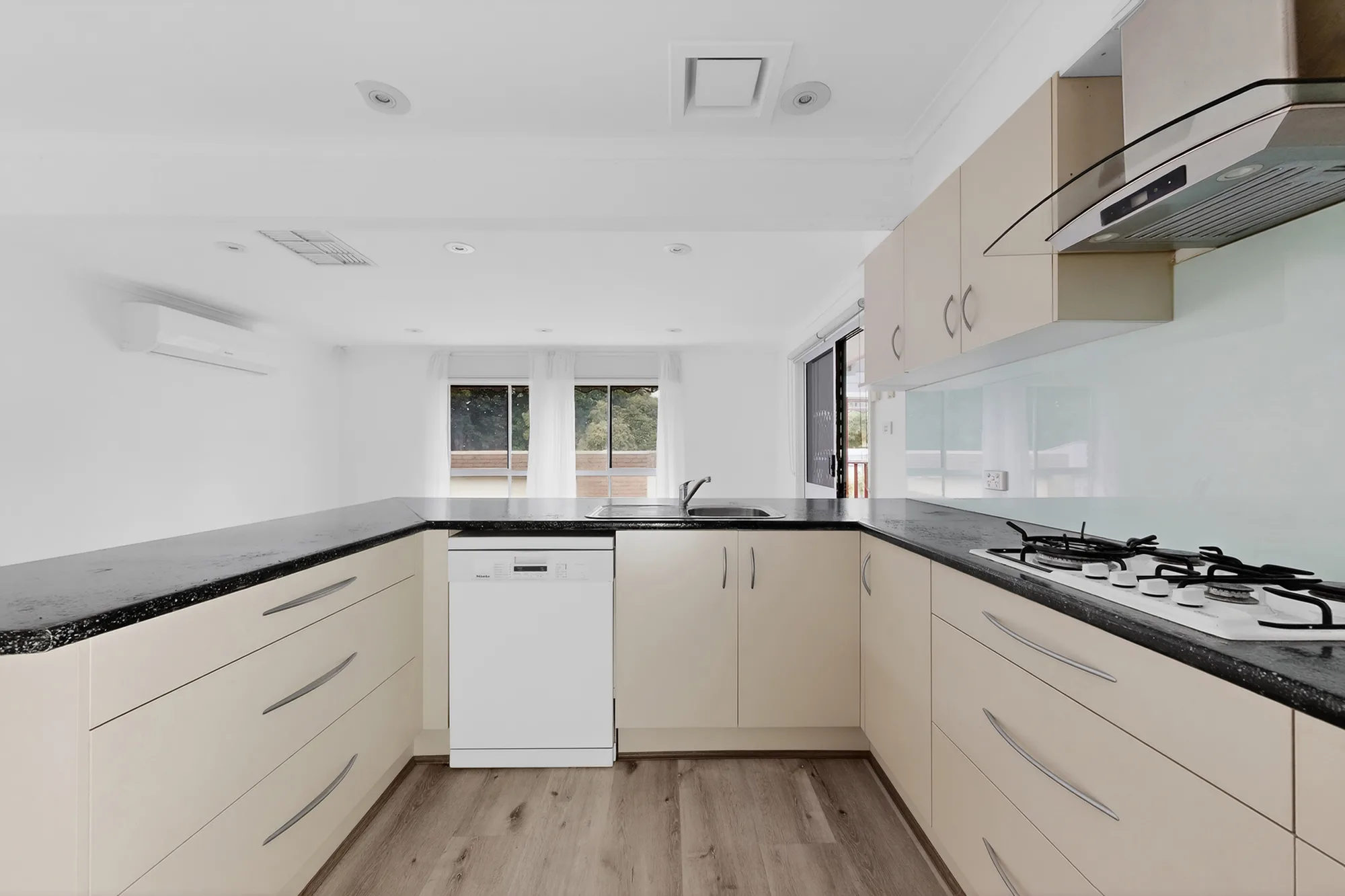 Beautiful Accessible SIL Home in Croydon - MTA Available — Home image 2