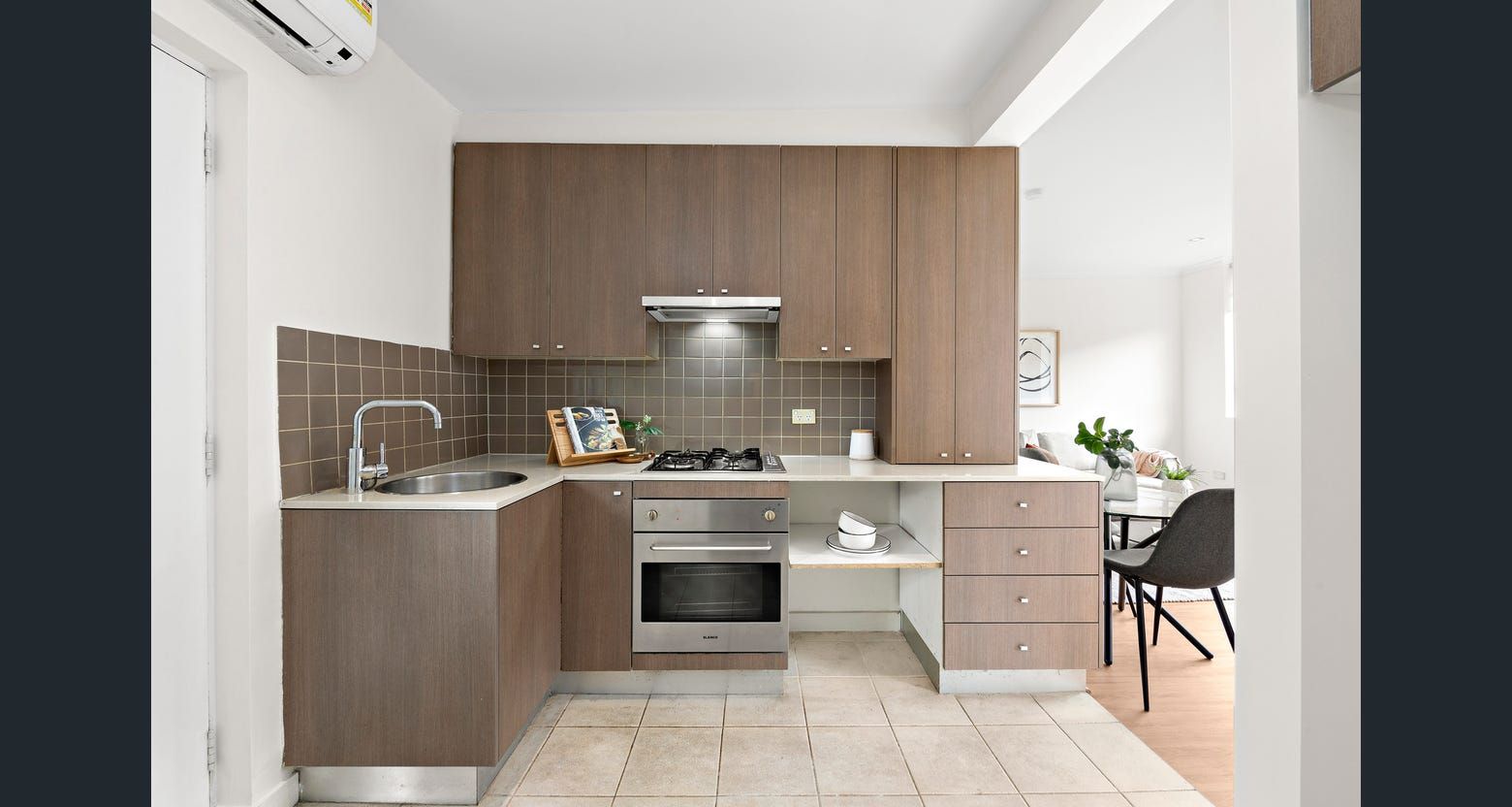 Delightful 2 Bedroom SIL Unit in Sunshine,Melbourne — Home image 3