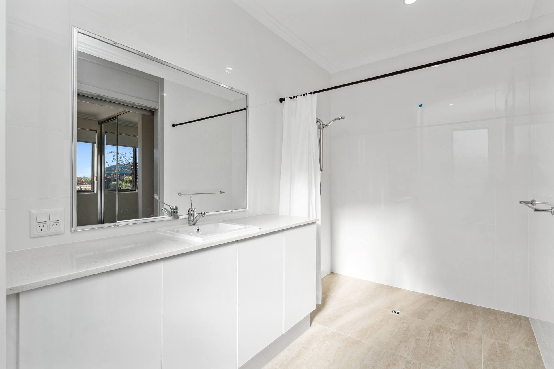 Street Front Improved Liveability Villa close to train station — Home image 6