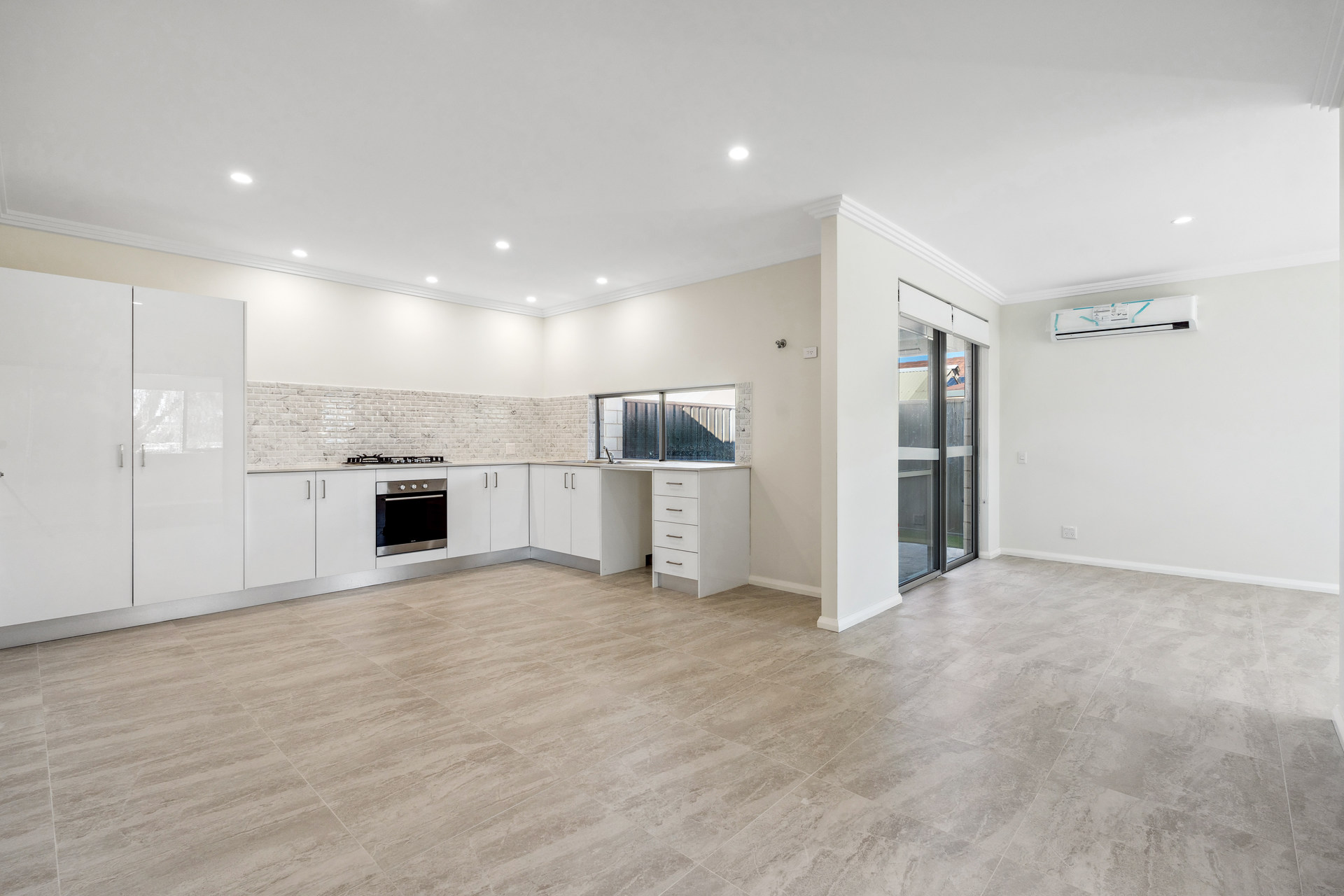 Street Front Improved Liveability Villa close to train station — Home image 9