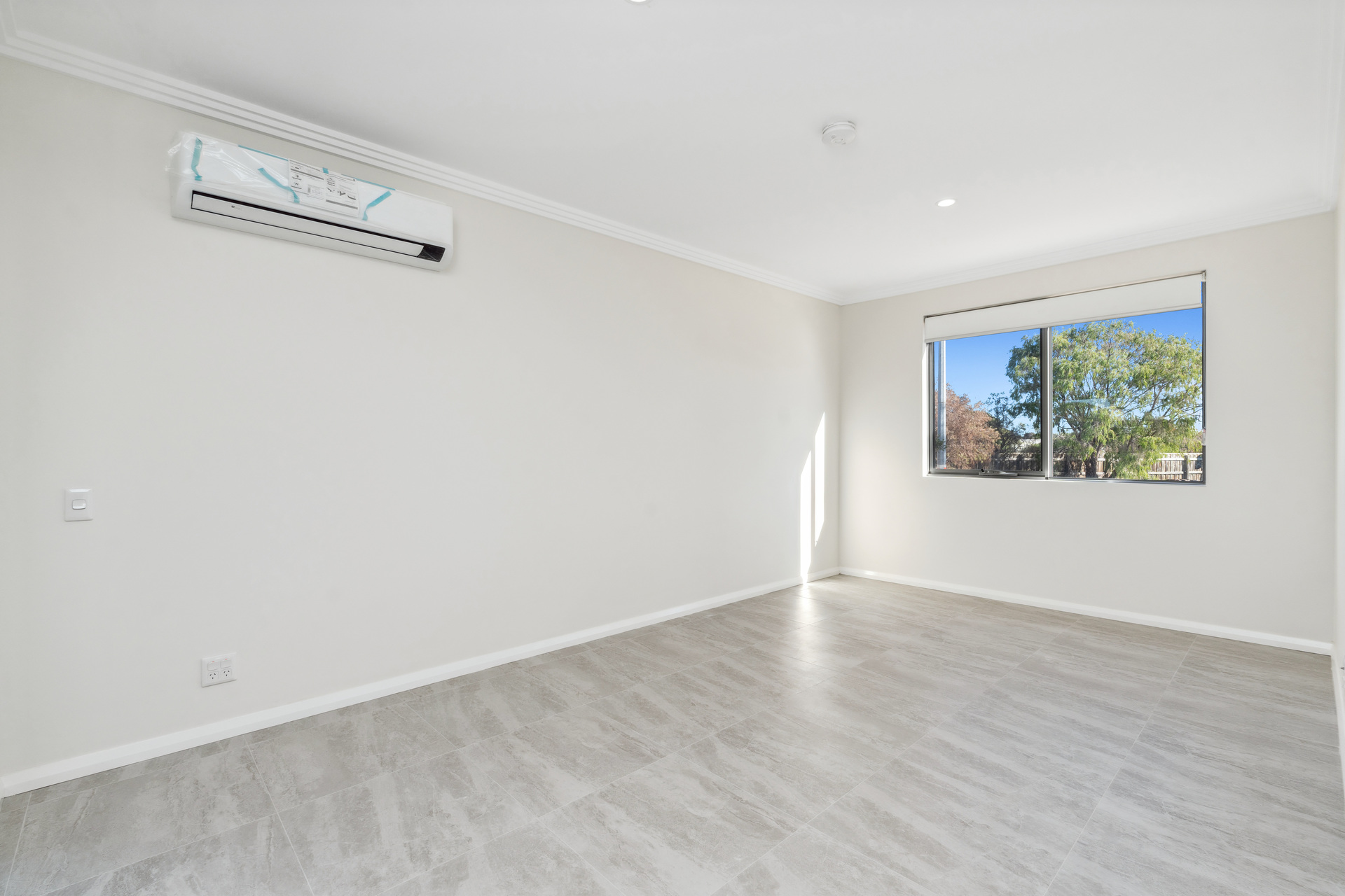 Street Front Improved Liveability Villa close to train station — Home image 10
