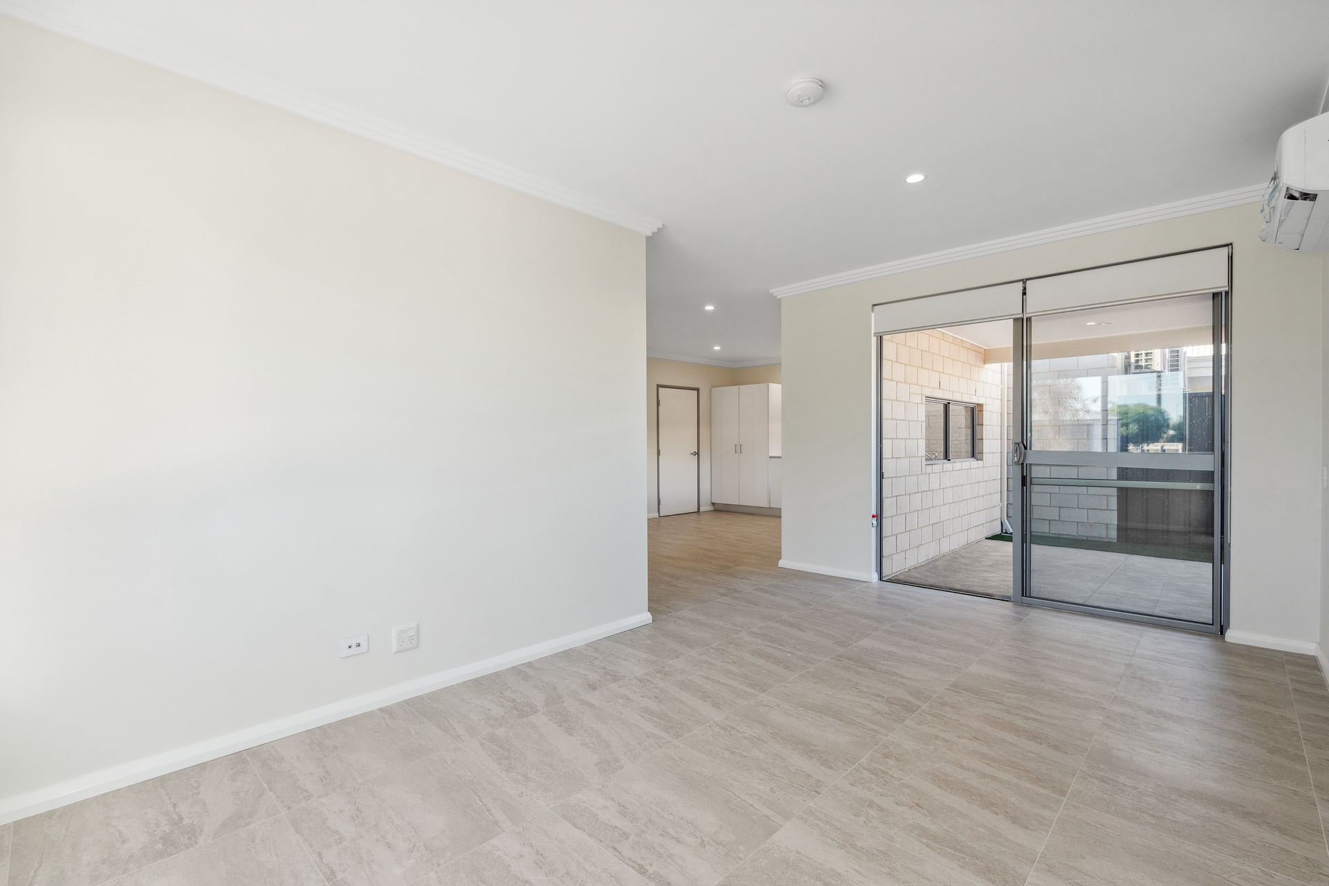 Street Front Improved Liveability Villa close to train station — Home image 11