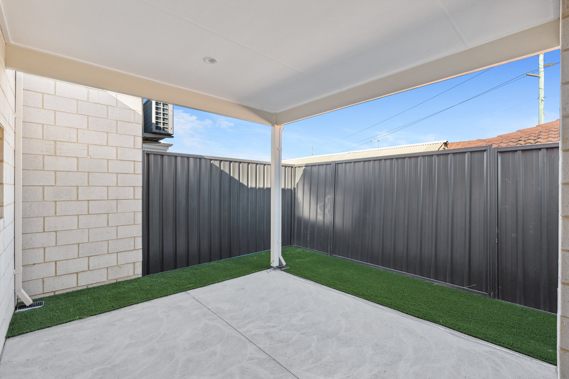 Street Front Improved Liveability Villa close to train station — Home image 12