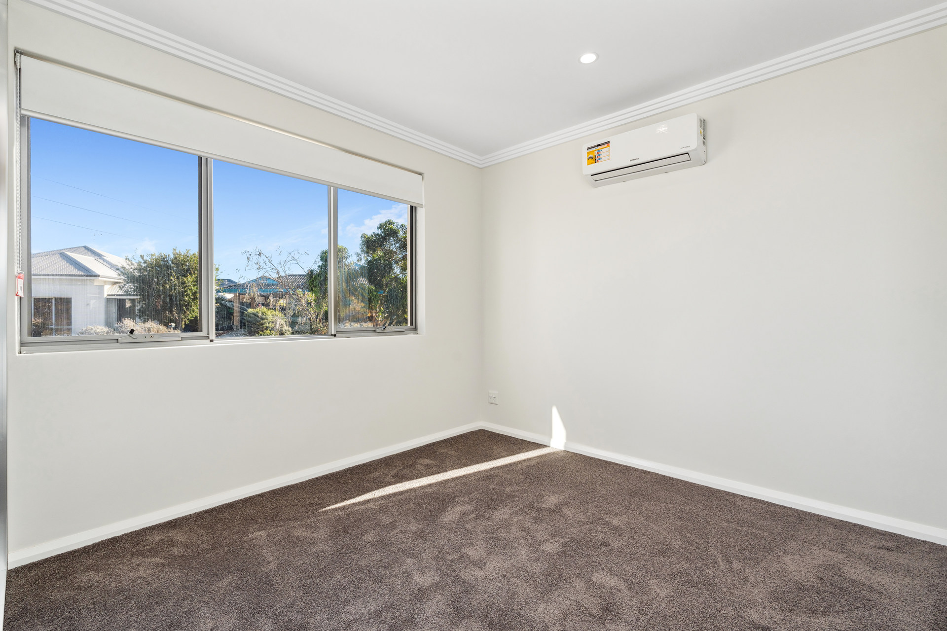 Street Front Improved Liveability Villa close to train station — Home image 3