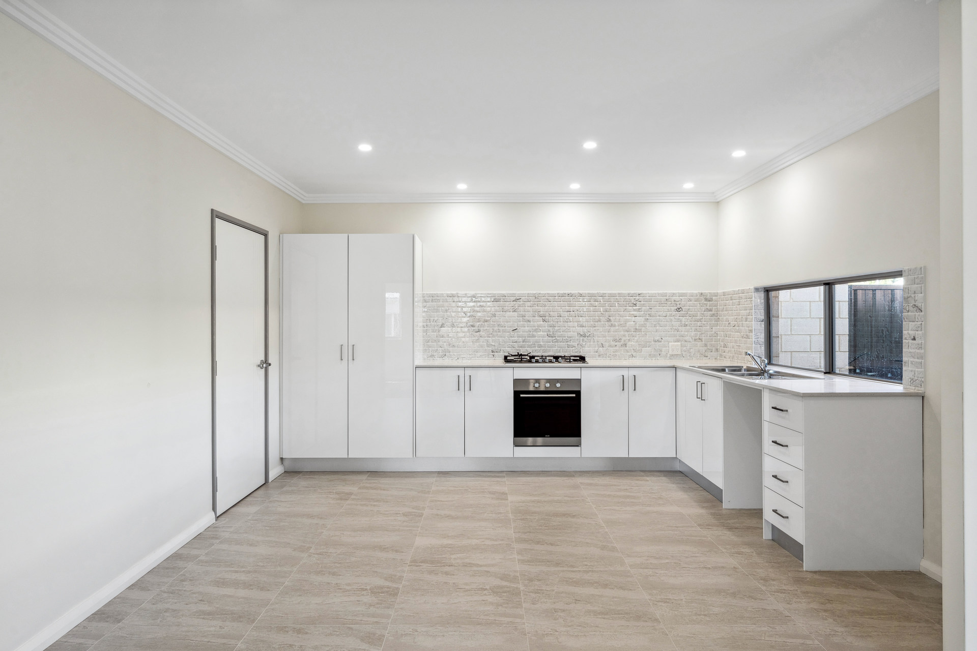 Street Front Improved Liveability Villa close to train station — Home image 4