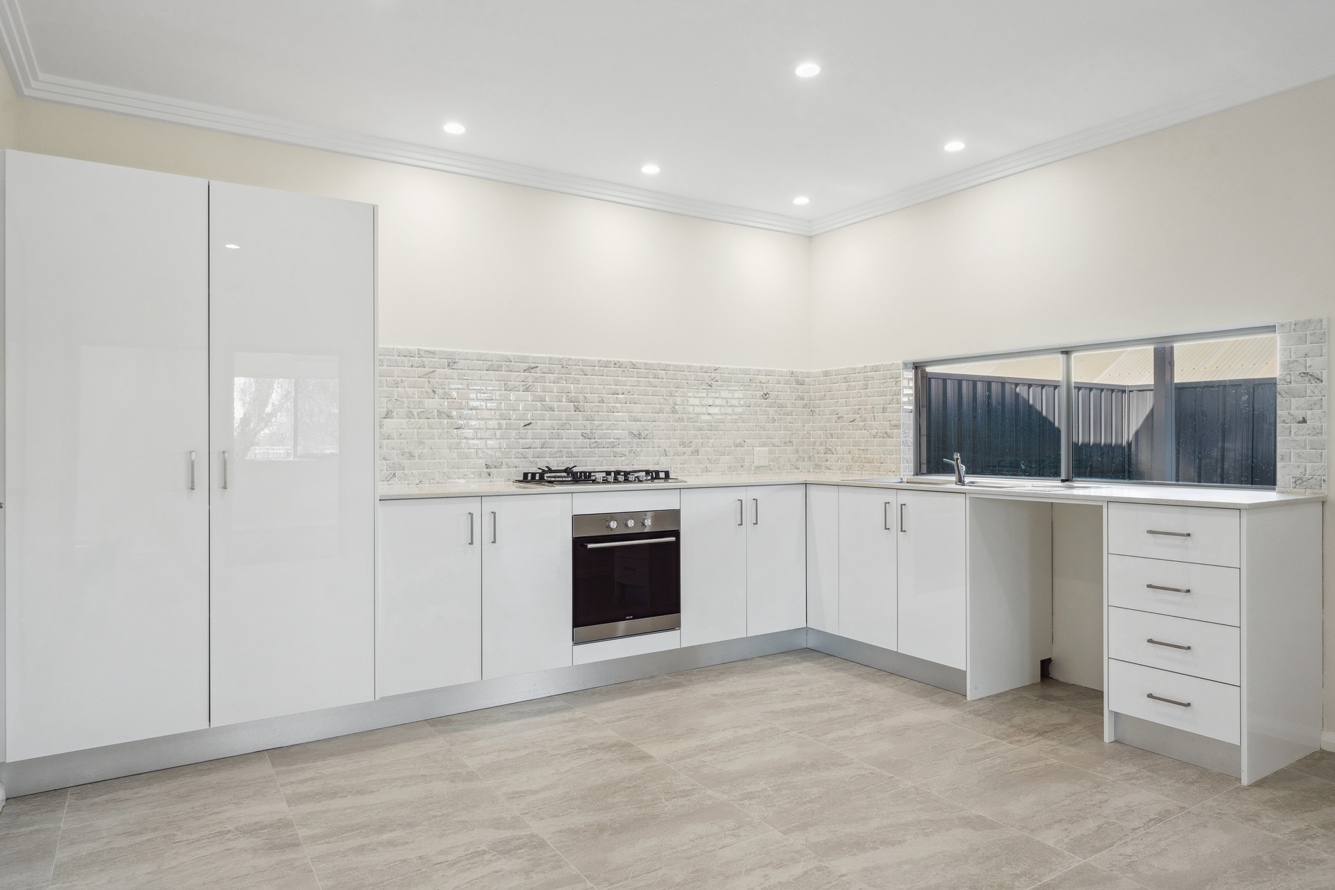Street Front Improved Liveability Villa close to train station — Home image 6