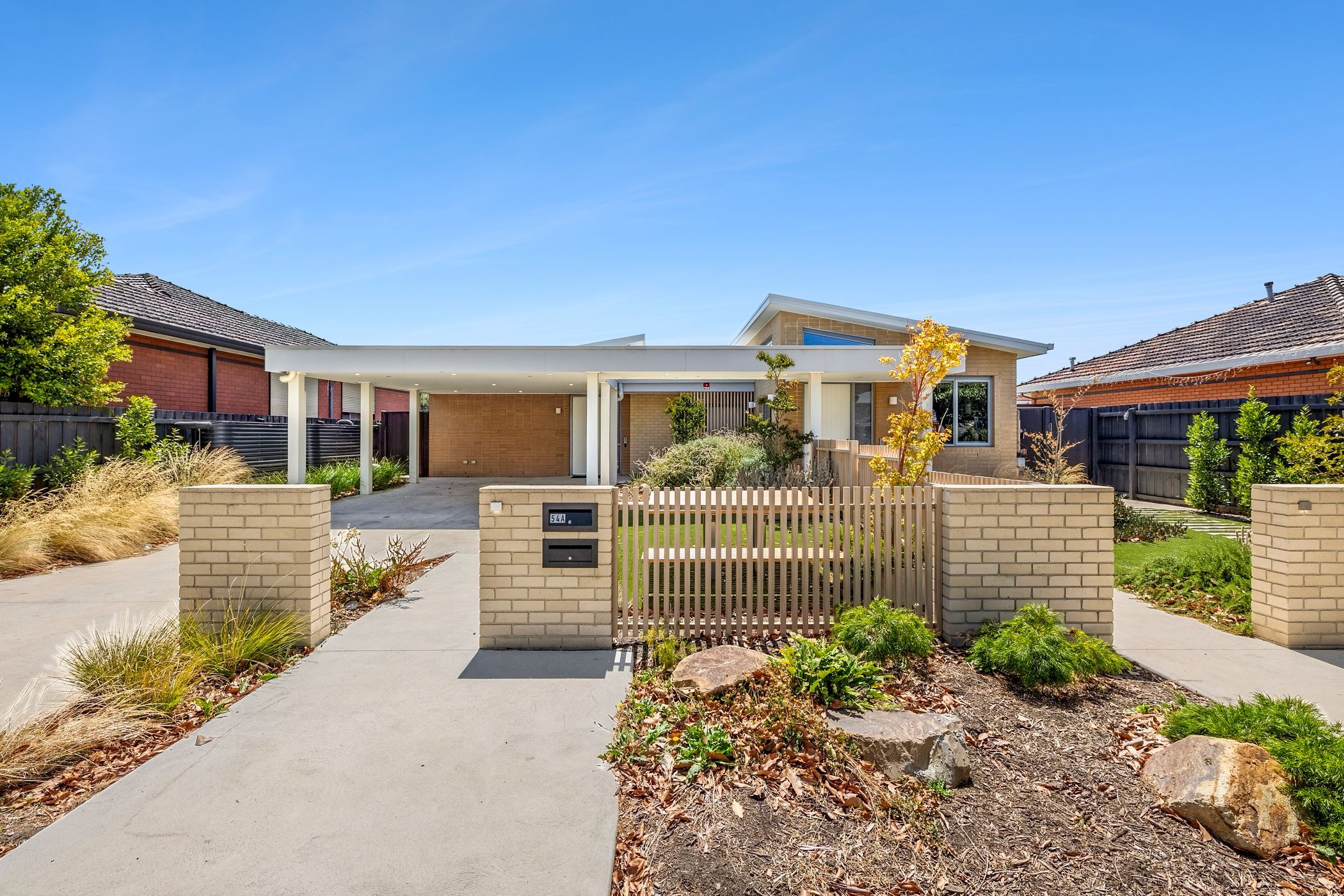 Stunning and contemporary living — Home image 2