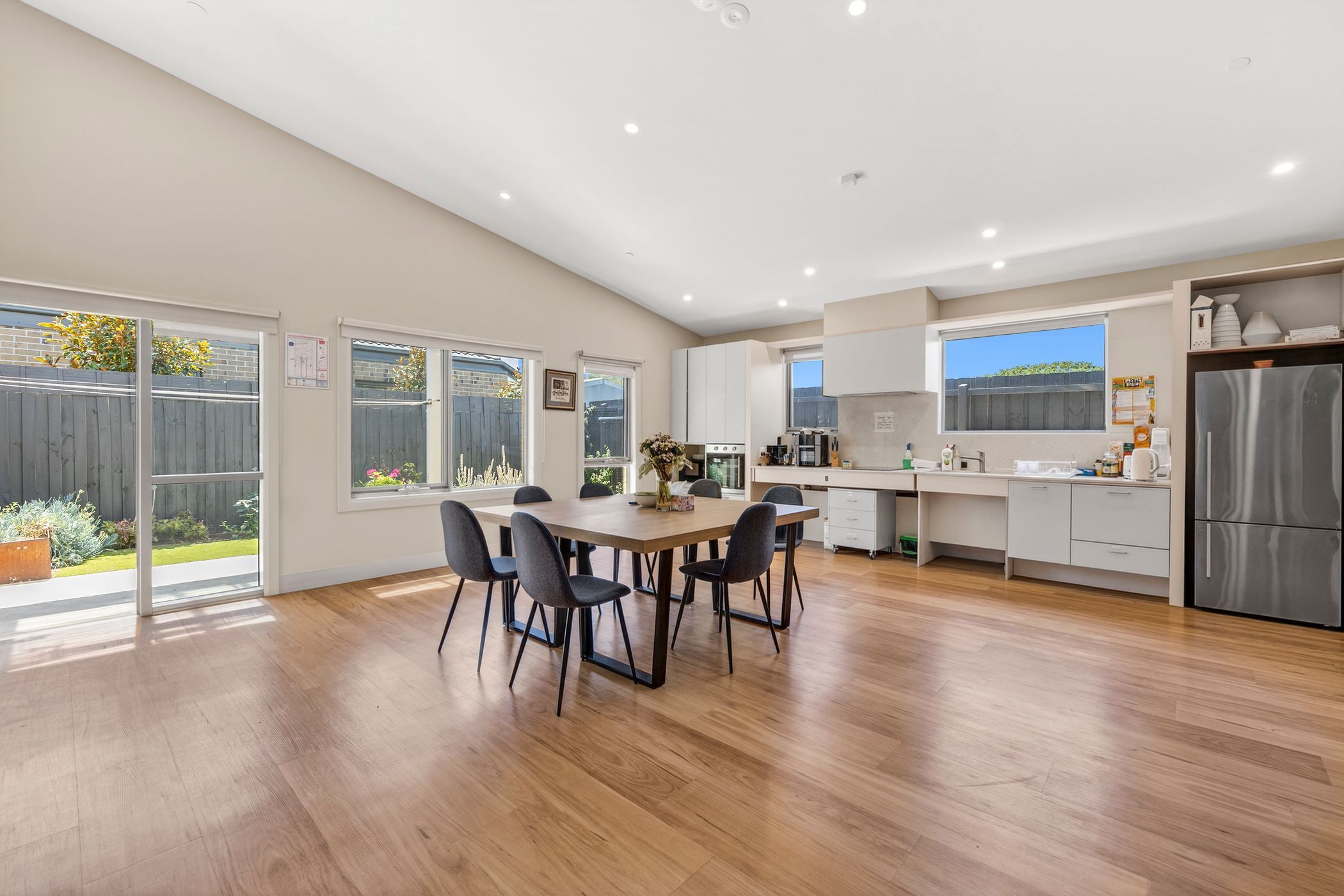 Stunning and contemporary living — Home image 3