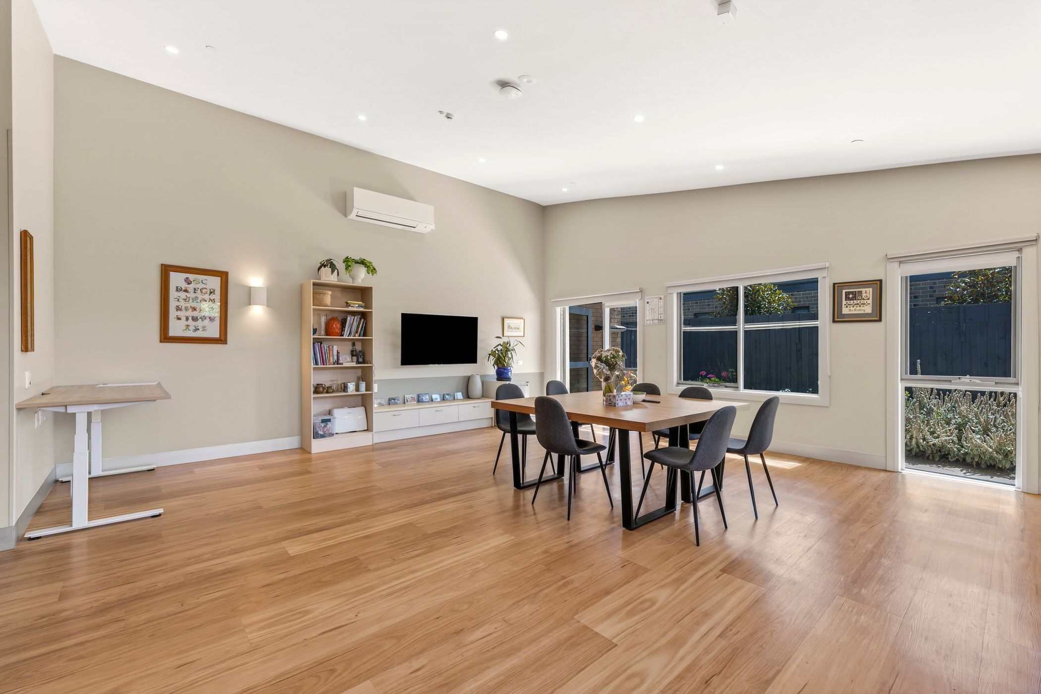 Stunning and contemporary living — Home image 6