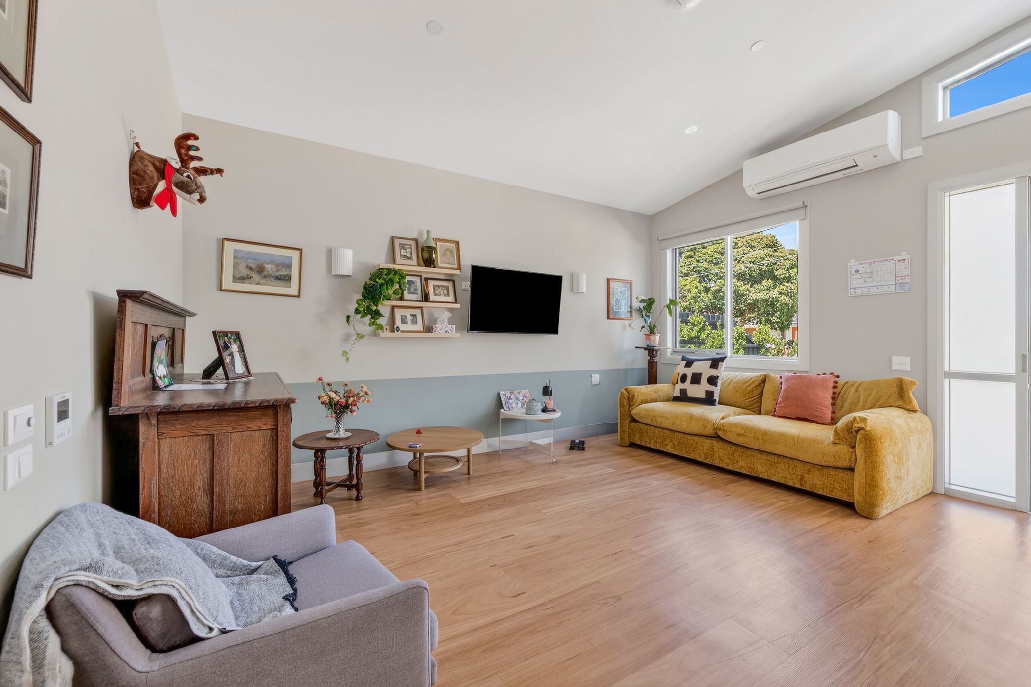 Stunning and contemporary living — Home image 9