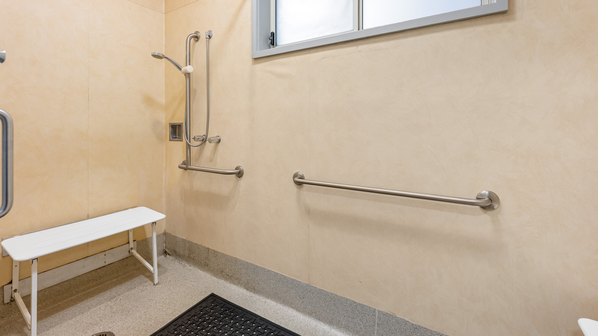 Fully accessible home nestled in peaceful Blackburn North — Home image 8