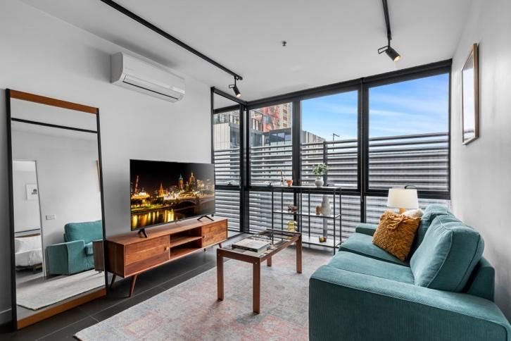 Modern 2-Bed Inner City Pad With Swimming Pool Collingwood — Home image 3