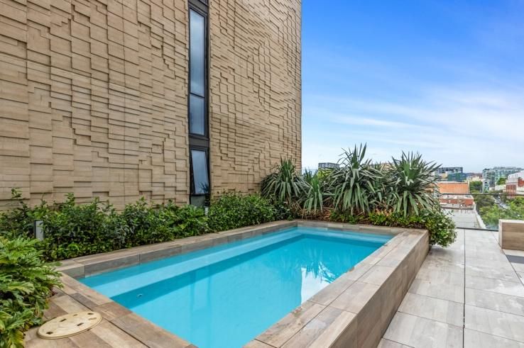 Modern 2-Bed Inner City Pad With Swimming Pool Collingwood — Home image 5